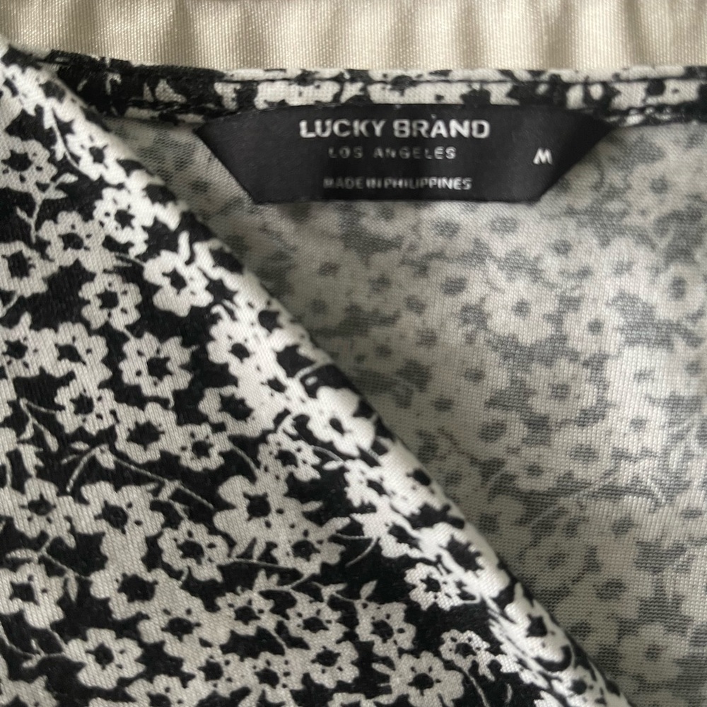 Lucky Brand cap sleeve v-neck, twist knot waist, black and white floral, medium - Picture 2 of 3